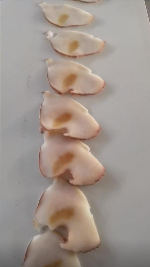 Cut the conch meat into slices. Cut the conch meat into slanted slices